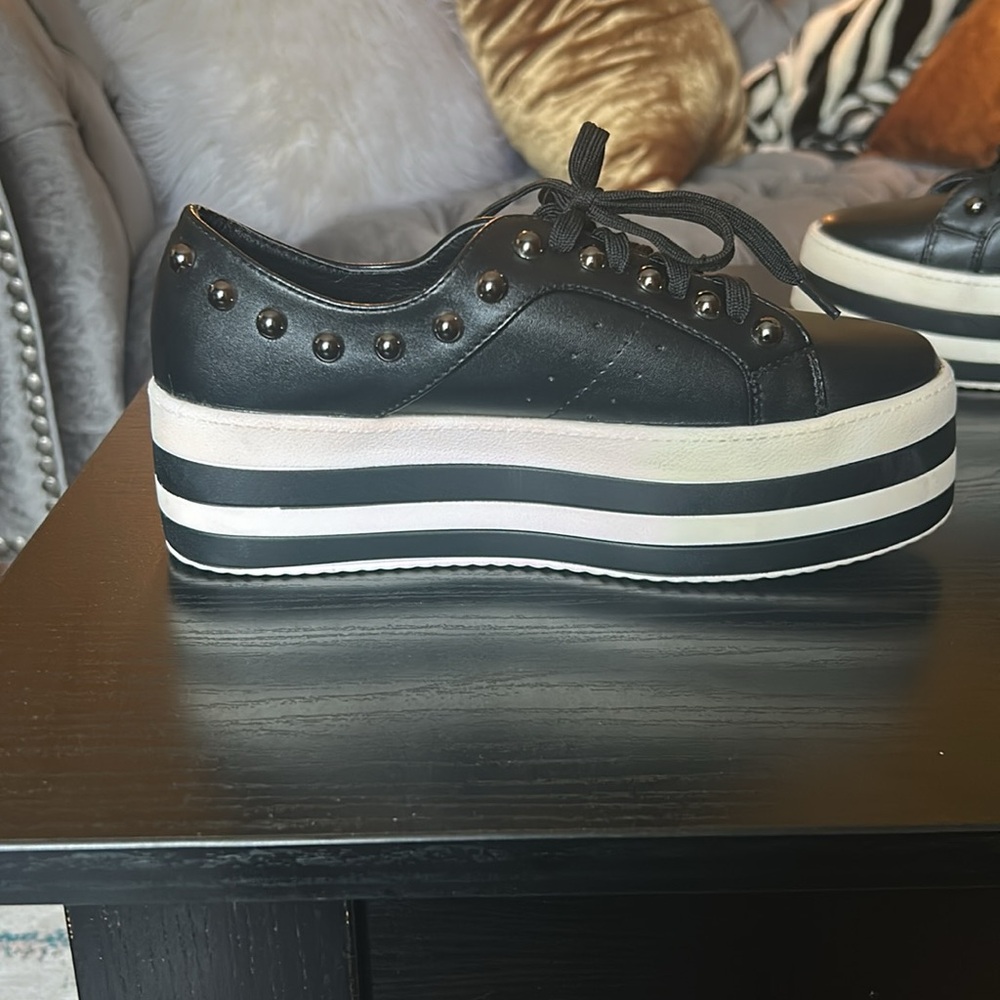 Weeboo, platform sneakers, black and white size 8.5EUC